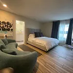 Beachfront 2 Bedroom 2 Bathroom Condo Steps From Venice Beach