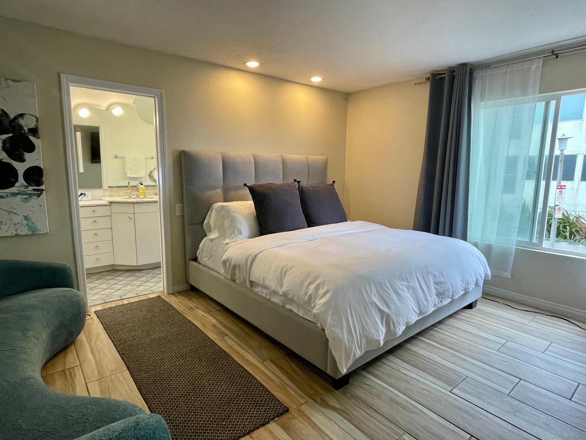 Beachfront 2 Bedroom 2 Bathroom Steps From Venice Apartment *