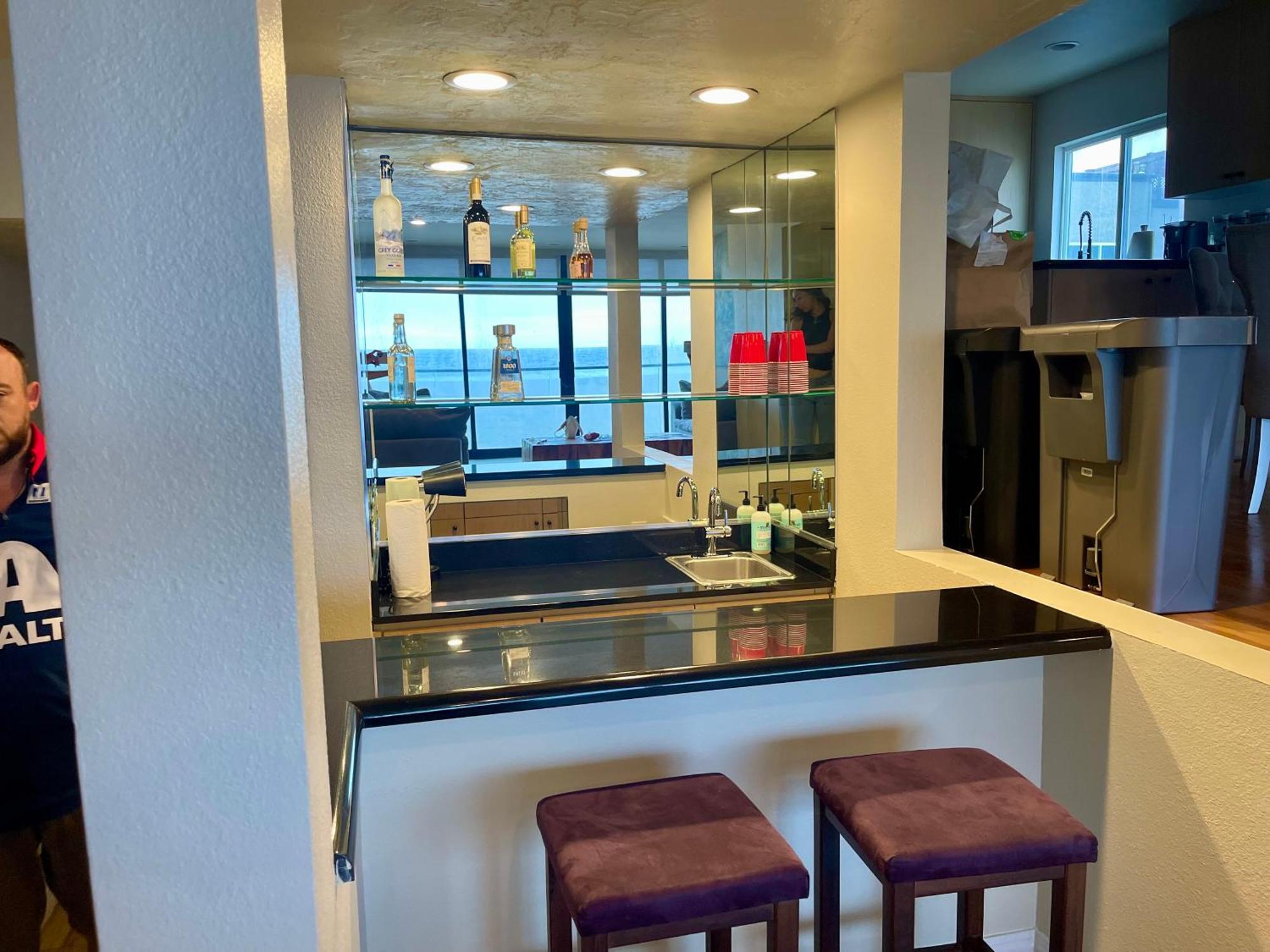 Beachfront 2 Bedroom 2 Bathroom Steps From Venice Apartment *