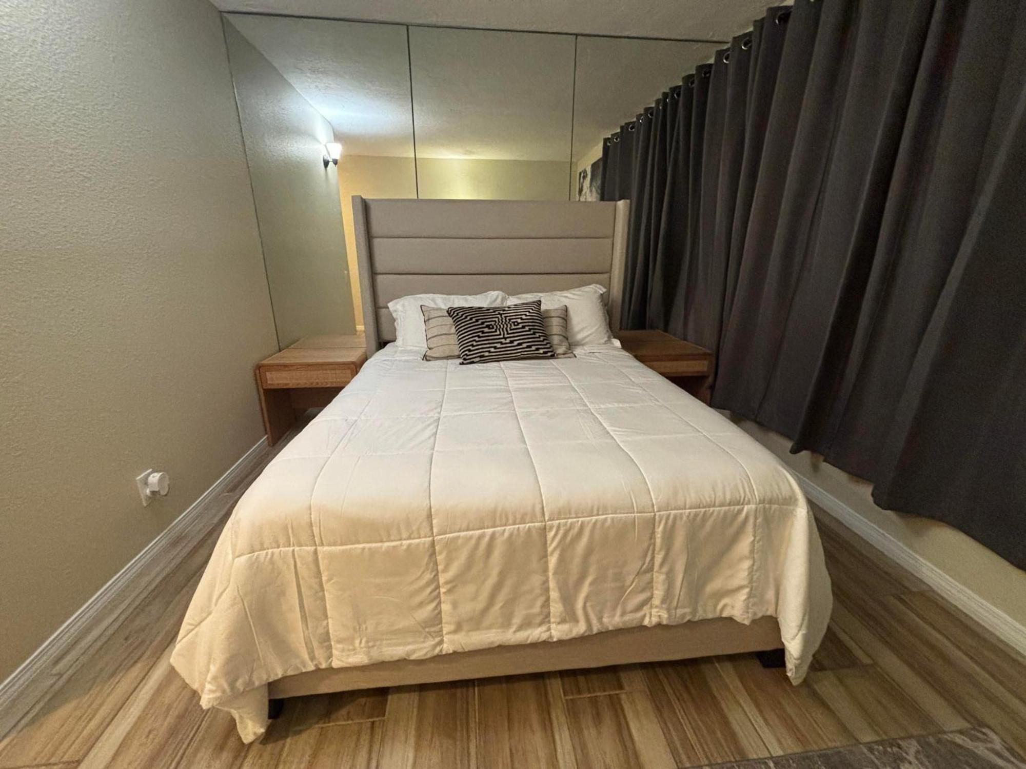 Apartment Beachfront 2 Bedroom 2 Bathroom Steps From Venice *